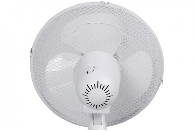 Stolový ventilátor s možnosťou oscilácie s priemerom 30 cm.