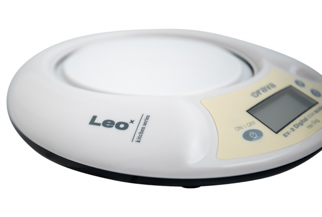 Digital kitchen scale with LCD display