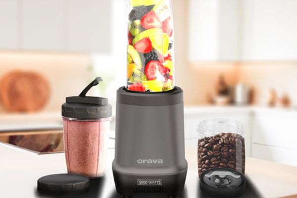 Smoothie mixér má tři různé nádoby, dle chuti. S 1000  waty je to chvilka.