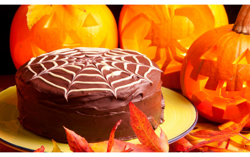 Aj strašidlá si radi pochutia na Halloweenskej čokoládovej torte. Poctivá porcia mascarpone, tmavej aj bielej čokolády a vlašských orechov z nej robia